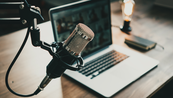 1660317446659 Podcastmicrophonelaptop