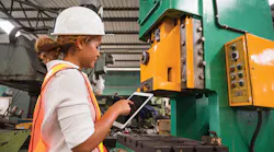 worker-tablet-machine-maintenance