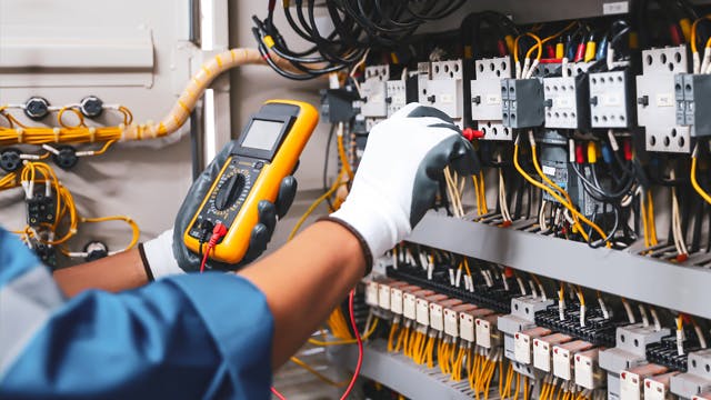 Electrical apprentice using smart diagnostic tools