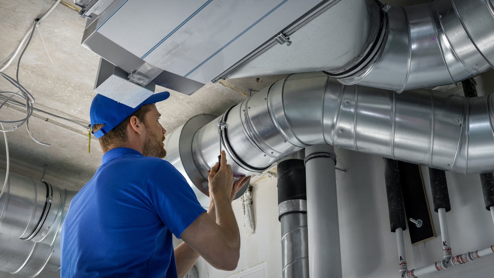 hvacpipeinstallation220405786ronstikdreamstime