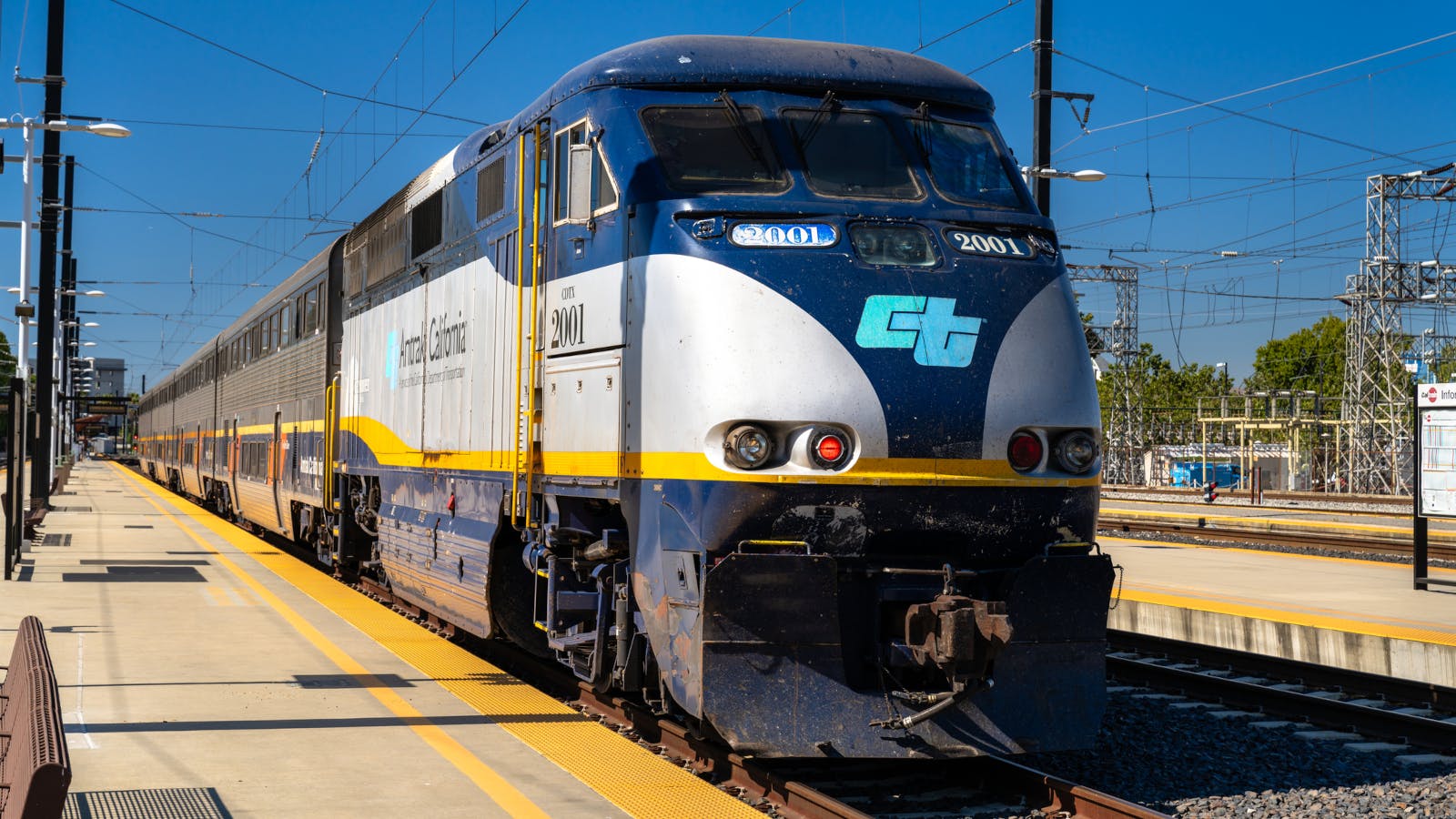 amtraksiemenschargerlocomotiveid_411559069leonid_a