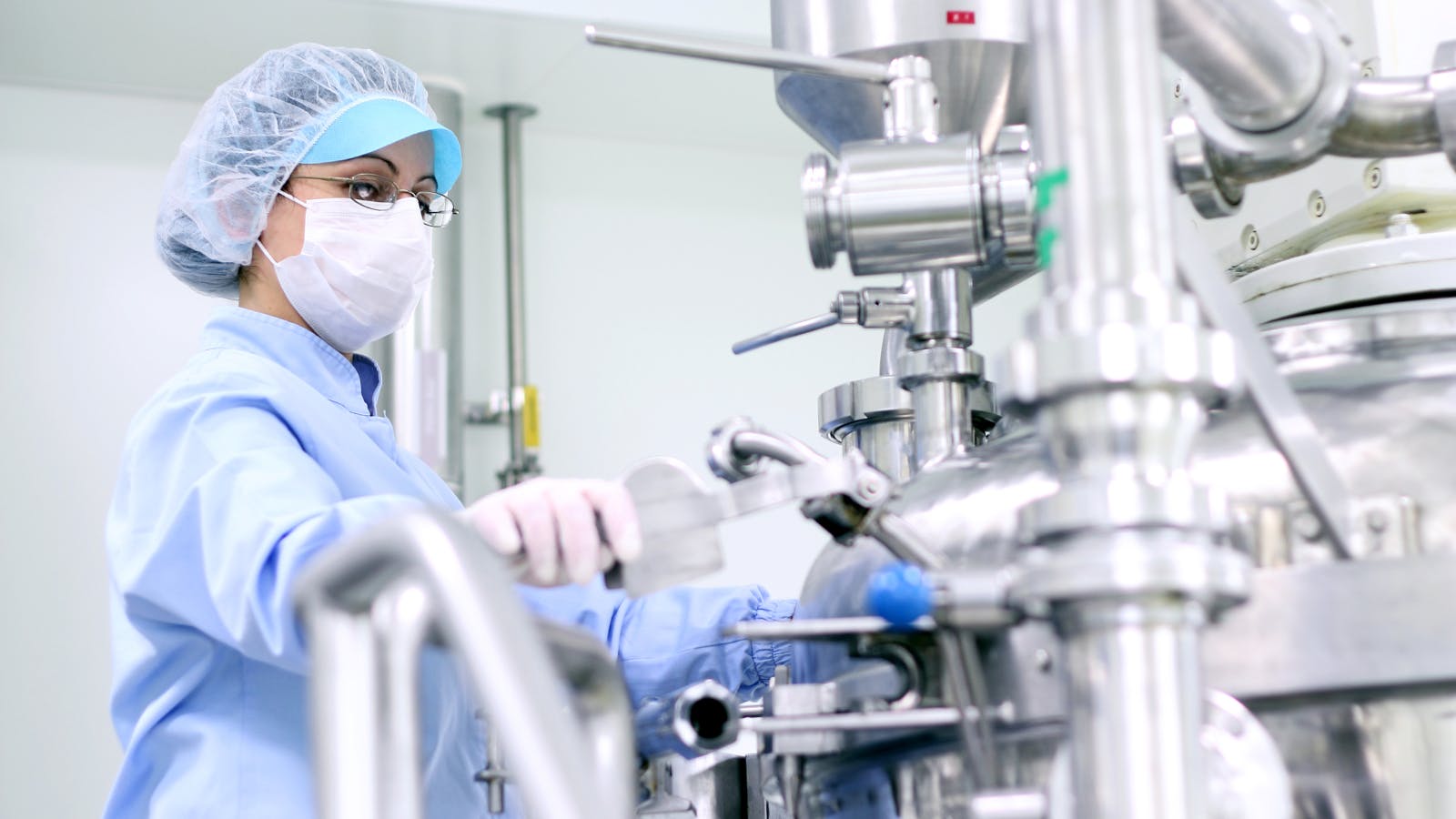 pharmaceuticalworkerinlabid_19530581robertgerhardt