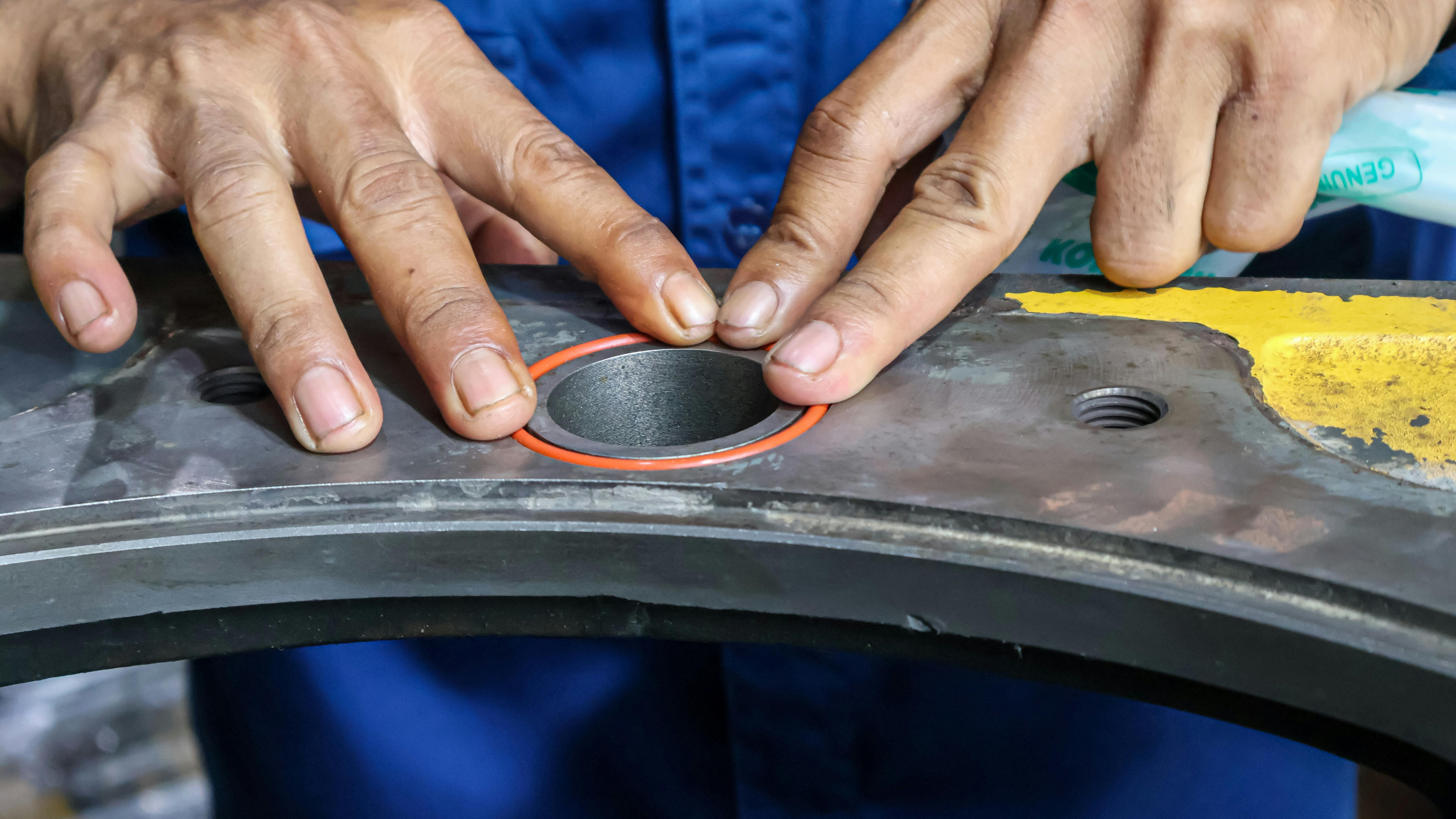 Selecting seal materials for industrial equipment: rubber, PTFE, or metal?